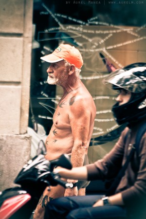Barcelona naked old man with tattoos 02