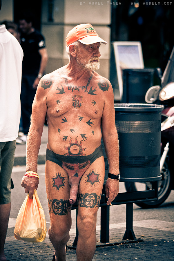 Barcelona naked old man with tattoos 04