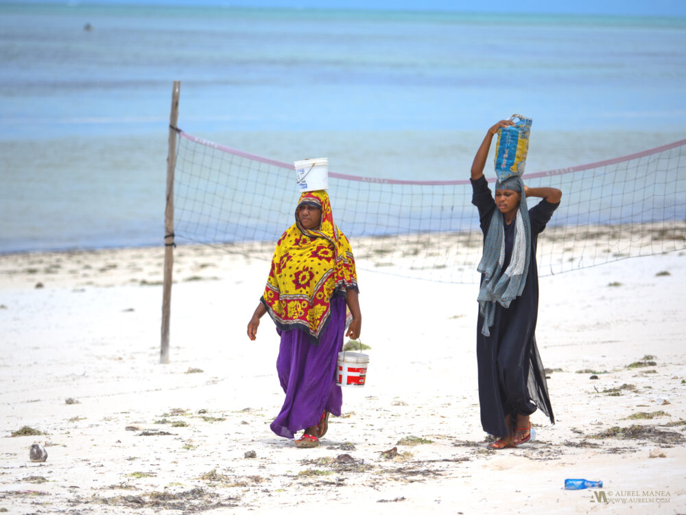 Gallery 2 women on Zanzibar beach 01