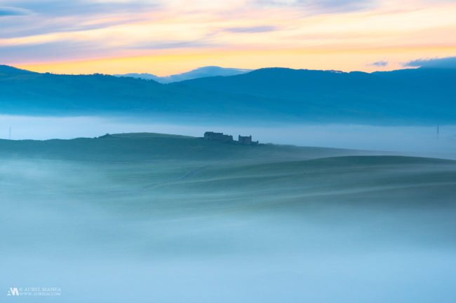 Gallery Tuscany dawn lonely house mist 02